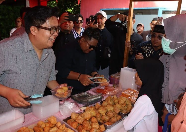 Ribuan Warga Antusias Ikuti “Takjil War”, Tradisi Berbagi di Bulan Ramadan