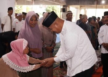 Dukung Pendidikan Agama, Bupati Kukar Berikan Bantuan di Acara Bukber dengan Santri
