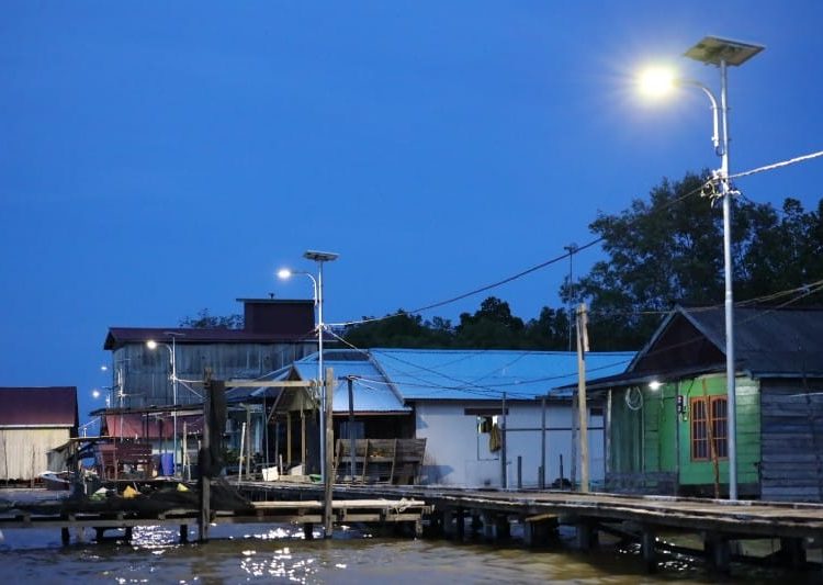 Habis Gelap Terbitlah Terang, Listrik Komunal Hadir di Desa Tani Baru