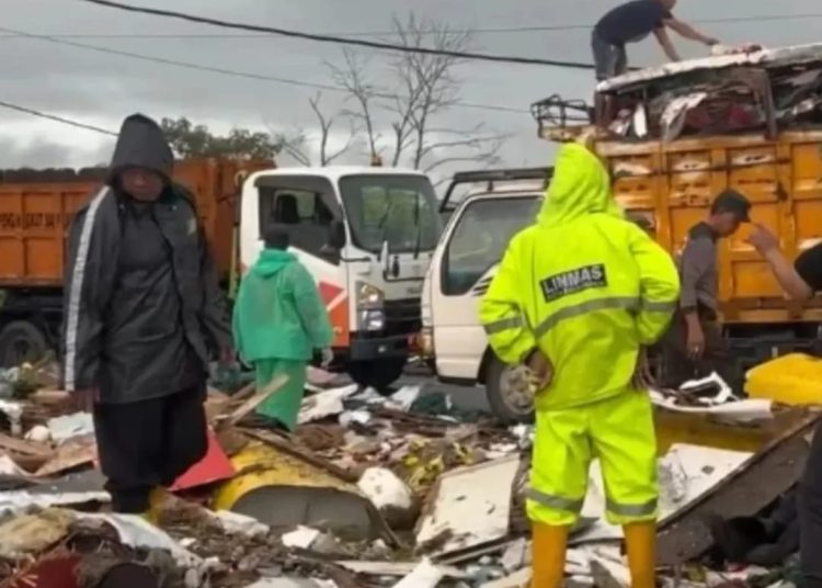Keroyokan Bersih-Bersih Bukit Cinta