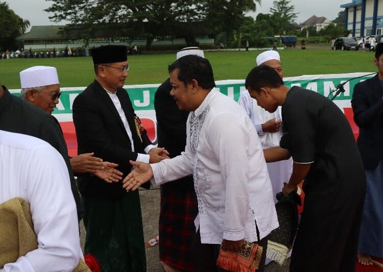 Salat Idul Fitri di Stadion Rondong Demang, Momen Kebersamaan Warga Kukar