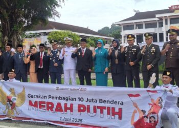 Edukasi Nilai Kebangsaan, Pemkot Balikpapan Bagikan Ribuan Bendera Merah Putih