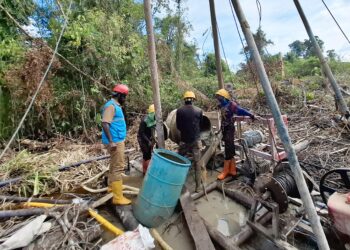 Menembus Hutan Borneo, Benyamin Bawa Misi PLN