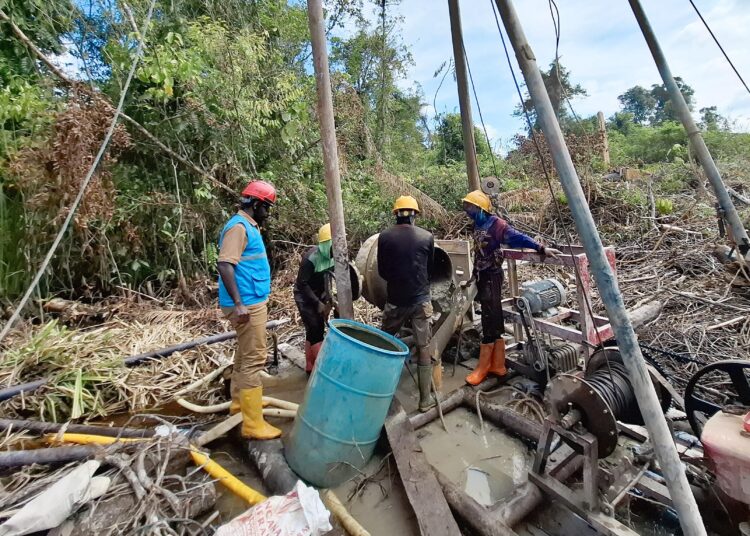 Menembus Hutan Borneo, Benyamin Bawa Misi PLN