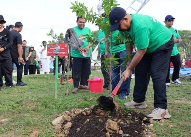Aksi Nyata di Kukar, Bersih Sampah Plastik dan Tanam Pohon di Hari Lingkungan Hidup