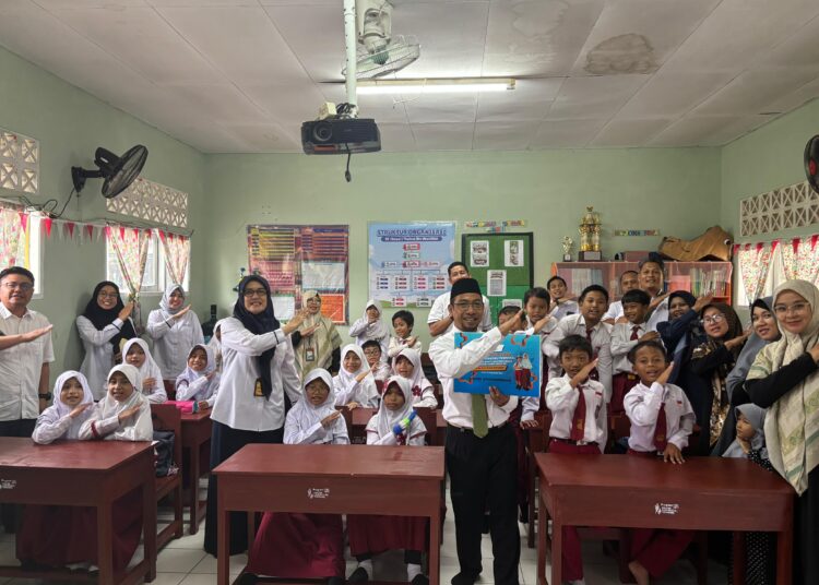 KKT Dukung Pendidikan Balikpapan Lewat Bantuan Meja dan Kursi untuk SD IT PJHI