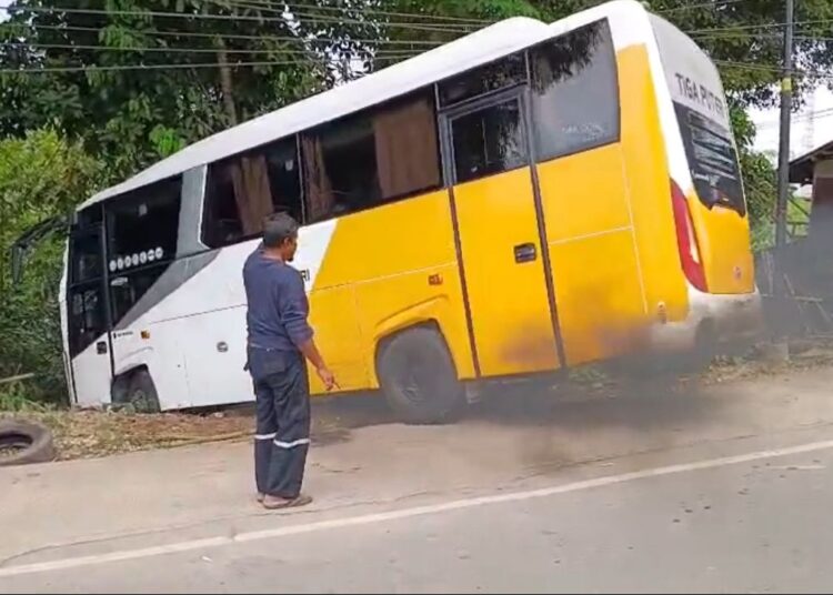 Bus Kosong Tergelincir di Kilo 9, Sopir Tinggal Ambil Uang di ATM