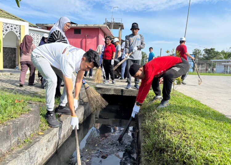 PT KKT Gelar Jumat Bersih: Perkuat Drainase dan Budaya K3 di Area Terminal