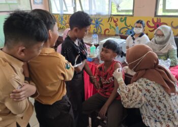 Lengkapi Perlindungan Anak, Puskesmas Sepinggan Suntikan Imunisasi TD ke 400 Murid SDN 015 Balsel