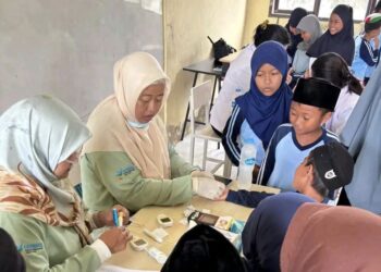 Upaya deteksi dini, Puskesmas Manggar kerjasama aktif dengan sejumlah sekolah untuk melakukan skrining gula darah bagi siswa dan tenaga pendidik.