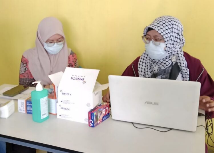 Nurminingsih, Pranata Laboratorium Penyelia dan Pemegang Program HIV Puskesmas Manggar, menjelaskan bahwa rekomendasi ini penting untuk memastikan setiap individu mengetahui status kesehatannya sejak dini