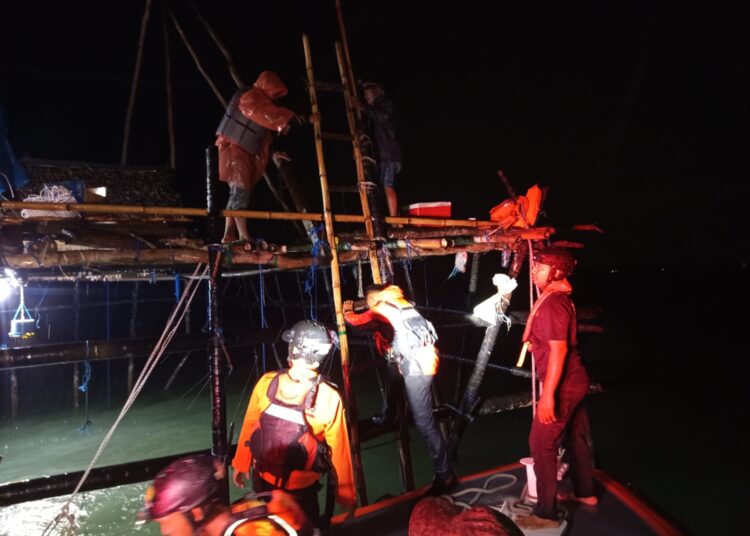 Terjebak Badai di Bagang, 12 Orang Pemancing di Evakuasi 