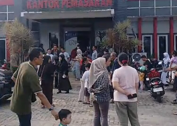 Uang Dibayar Lunas, Rumah Tak Jelas ! Puluhan Konsumen Geruduk Balikpapan Regency