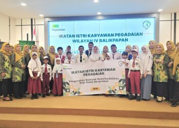 IIKP Pegadaian Balikpapan Salurkan Bantuan Pendidikan untuk 16 Siswa Berprestasi