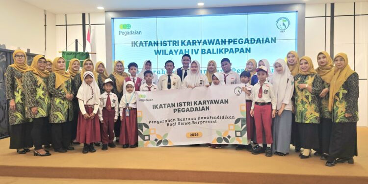 IIKP Pegadaian Balikpapan Salurkan Bantuan Pendidikan untuk 16 Siswa Berprestasi