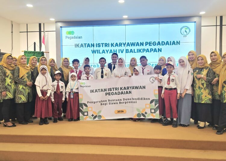 IIKP Pegadaian Balikpapan Salurkan Bantuan Pendidikan untuk 16 Siswa Berprestasi