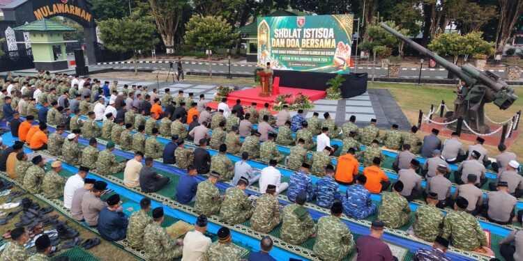 Ikhtiar Memohon Hujan, Ratusan Warga dan Prajurit Salat Istisqa